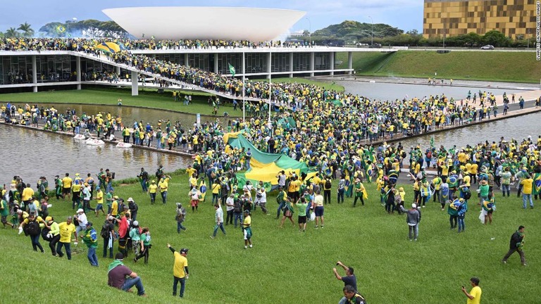 ボルソナーロ前大統領の支持者はバリケードを突破して敷地内に侵入した＝８日、ブラジル首都ブラジリア/Evaristo Sa/AFP/Getty Images