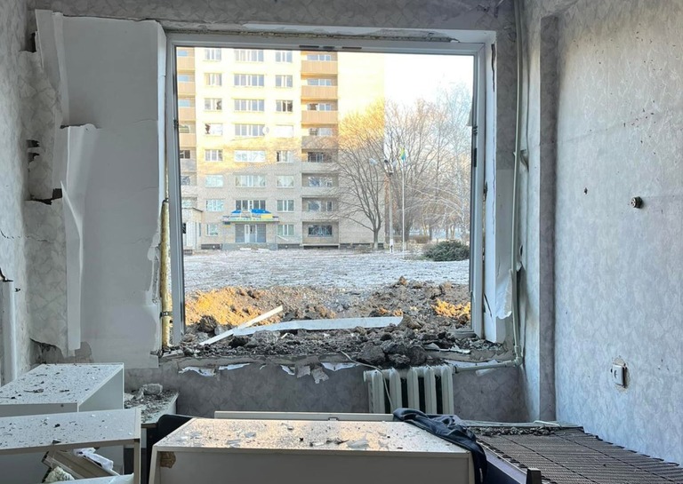 ミサイル攻撃によって破損した建物＝ウクライナ・クラマトルスク/Oleksandr Honcharenko