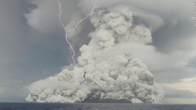 ２０２２年１月に起きたトンガの海底火山の噴火で、記録的な数の雷が発生していたことがわかった/Tonga Geological Services/Reuters