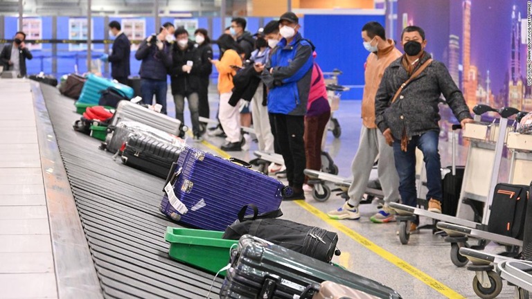 荷物が出てくるのを待つ旅行客＝８日、中国・上海/VCG/Visual China Group/VCG/Getty Images