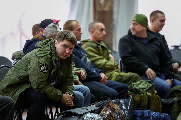 集合場所に集まったロシア軍の予備兵＝２０２２年９月、ロシア・ボルゴグラード州/Reuters