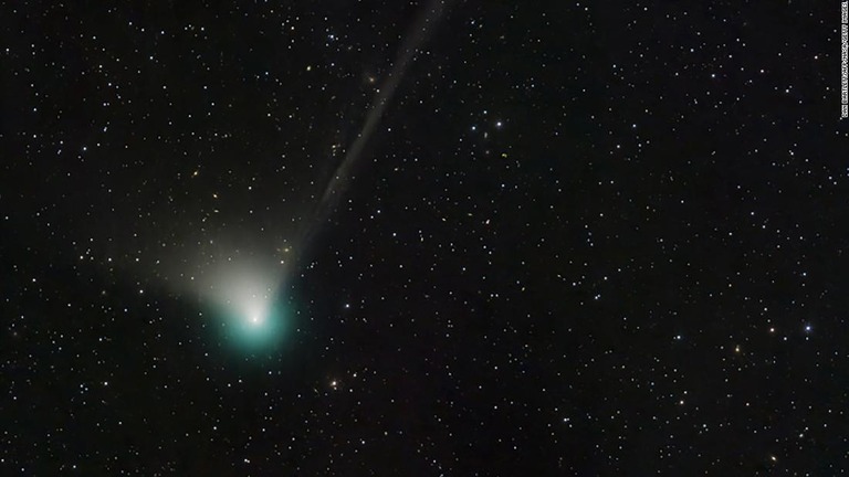 昨年発見された緑色の「ＺＴＦ彗星」が地球に接近し、間もなく夜空に姿を現す/Dan Bartlett/AFP/NASA/Getty Images