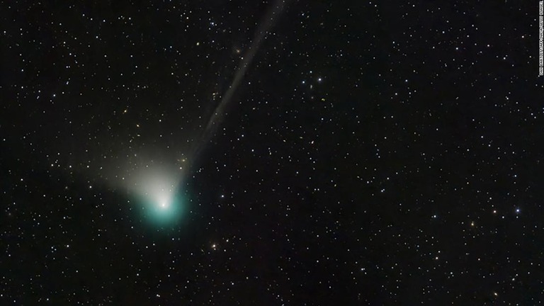 昨年発見された緑色の「ＺＴＦ彗星」が地球に接近し、間もなく夜空に姿を現す/Dan Bartlett/AFP/NASA/Getty Images