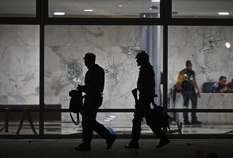 破壊の痕が残るブラジルの大統領宮殿を捜査する警官ら/Carl De Souza/AFP/Getty Images