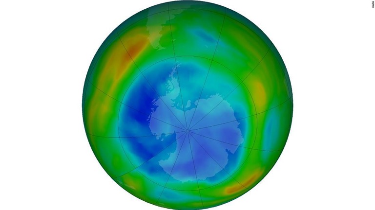 南極上空のオゾン層が薄いことを表した疑似カラー図/NASA