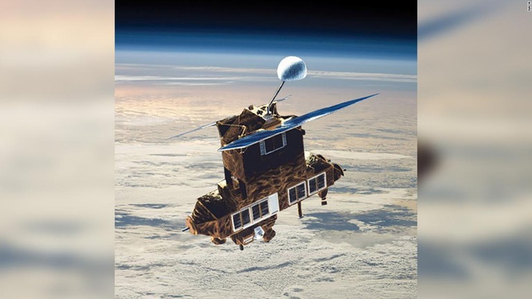 １９８４年に打ち上げられた人工衛星「ＥＲＢＳ」が、役目を終えて大気圏に再突入した/NASA