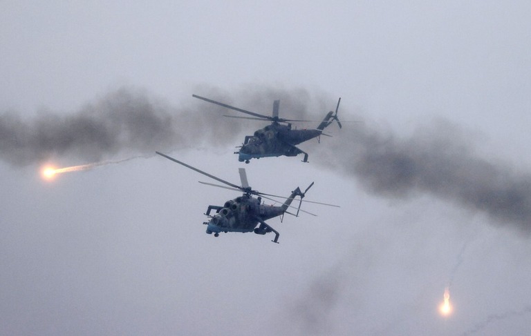 ロシアとの合同練習に参加したベラルーシ空軍のＭ２４ヘリ＝２２年２月１７日/Maxim Gucheck /BELTA/AFP/Getty Images)