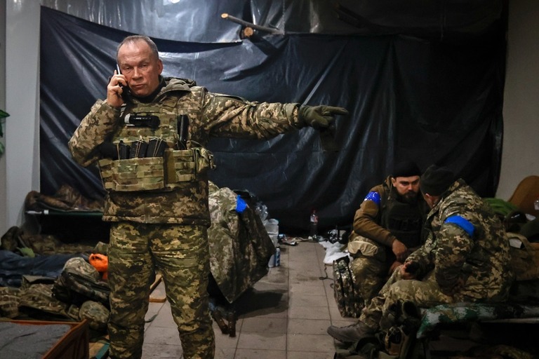 ウクライナ軍の指揮官が東部ドネツク州ソレダルのシェルター内から指示を送る＝８日/Roman Chop/AP