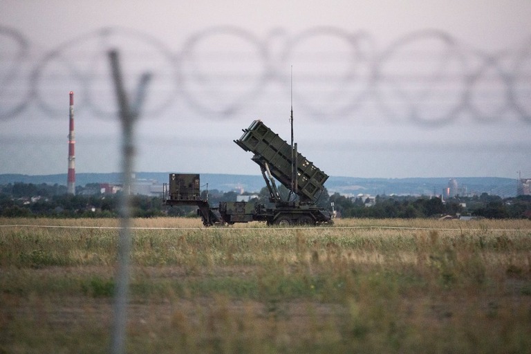 昨年ポーランドの空港で撮影された地対空ミサイルシステム「パトリオット」/Christophe Gateau/picture alliance/Getty Images