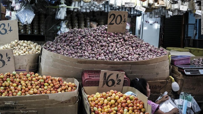 フィリピンのタルラック市の市場＝２０２２年２月２３日/Veejay Villafranca/Bloomberg/Getty Images