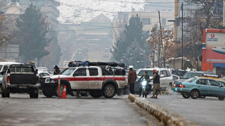 カブールの外交地区で起きた爆発の後、道路を封鎖する治安部隊/Wakil Kohsar/AFP/Getty Images