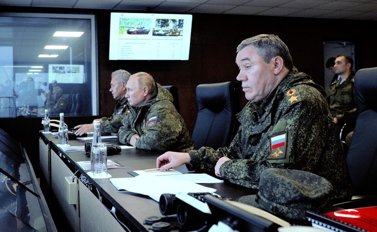 昨年の極東軍事演習を視察するプーチン・ロシア大統領とゲラシモフ参謀総長（手前）/President of Russia
