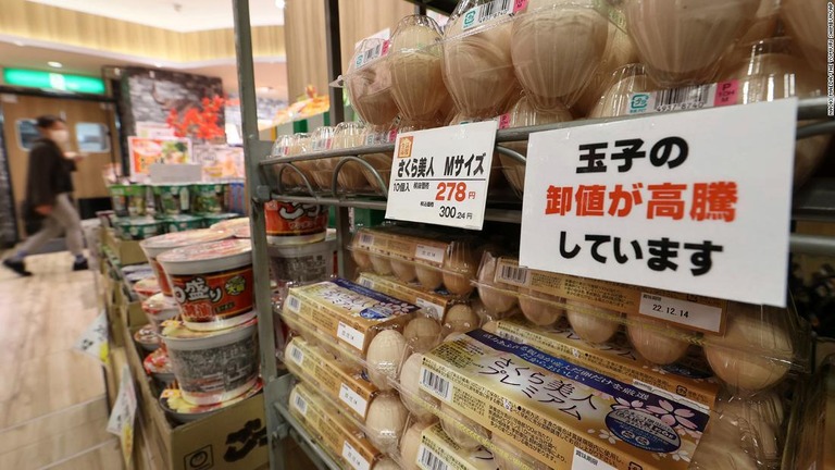 卵の価格が高騰＝２０２２年１２月２日、大阪のスーパーマーケット/Naoki Maeda/The Yomiuri Shimbun/AP