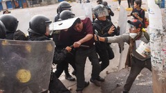 観光都市でも反政府デモ　１人死亡、警官１９人負傷　ペルー