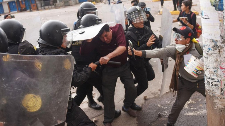 ペルーの機動隊と衝突する抗議者＝１１日、ペルー・クスコ/Ivan Flores/AFP/Getty Images