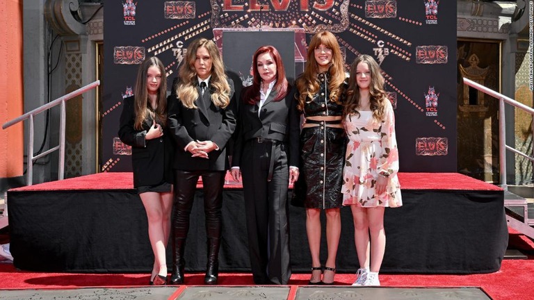 （左から）ハーパー・ヴィヴィアン・アン・ロックウッド、リサ・マリー・プレスリー、プリシラ・プレスリー、ライリー・キーオ、フィンリー・アーロン・ラブ・ロックウッド＝２０２２年６月２１日、米カリフォルニア州ハリウッド/Axelle/Bauer-Griffin/FilmMagic/Getty Images