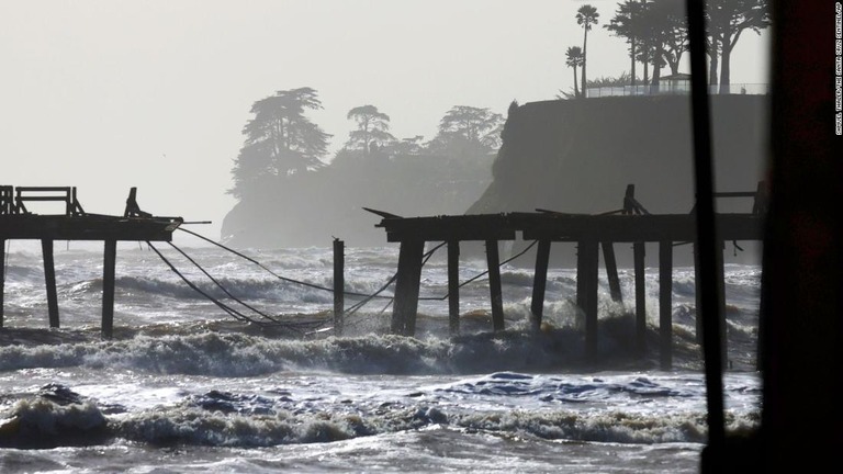 波の高い米カリフォルニア州のモントレー湾＝１０日/Shmuel Thaler/The Santa Cruz Sentinel/AP