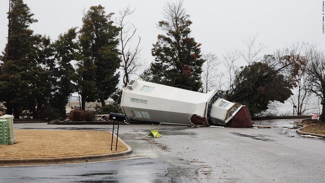 強風により地元のホテル外では損傷が見られた=12日、米アラバマ州セルマ/Courtesy Mark G. Spychala