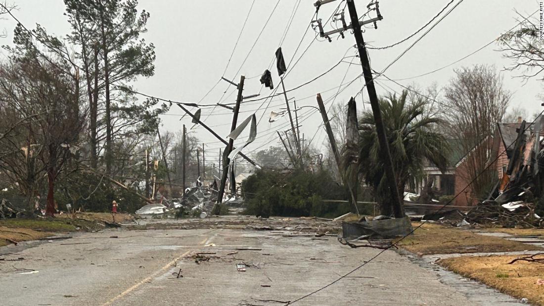 強風により電柱が倒れるなどの被害が発生した=12日、米アラバマ州セルマ/Courtesy Mike Pitts