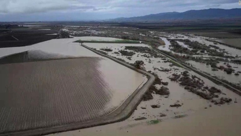 氾濫した米カリフォルニア州モントレー湾のサリナス川/KSBW