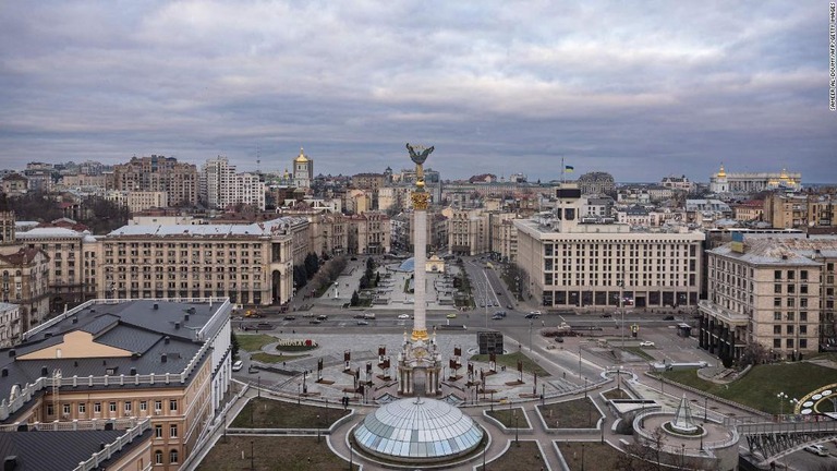 ウクライナ首都キーウ（キエフ）のマイダン広場＝１月４日撮影/Sameer Al-Doumy/AFP/Getty Images