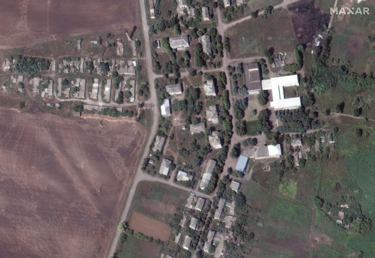 昨年８月１日のソレダル南部の衛星画像。学校などの建物が写っている/Maxar Technologies/Reuters