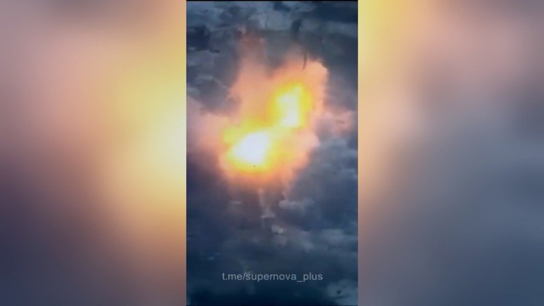 ロシア軍の拠点とみられる建物が爆発する様子を捉えた映像が公開された/Ukrainian Front/Twitter