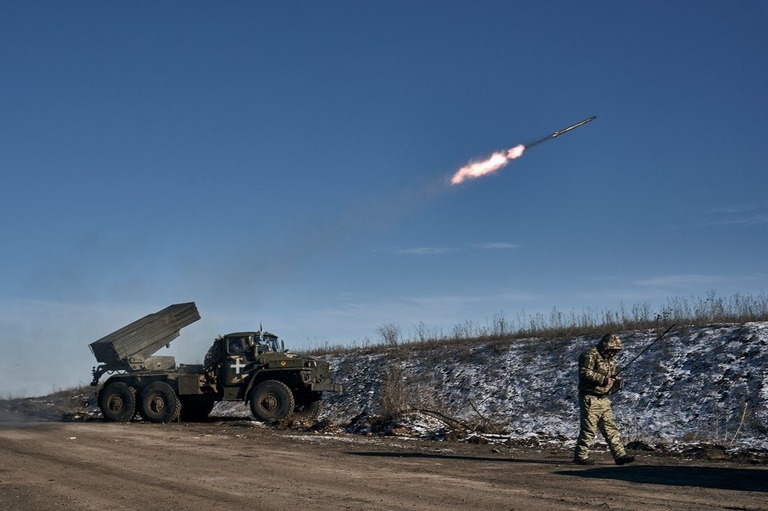 ソレダル付近でロシア軍の陣地に向かってロケット砲を発射するウクライナ軍/Libkos/AP