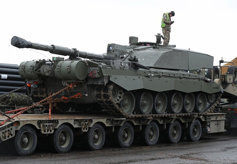 戦車「チャレンジャー」の上に立つ英軍兵士＝２０１７年３月、エストニア/Sean Gallup/Getty Images