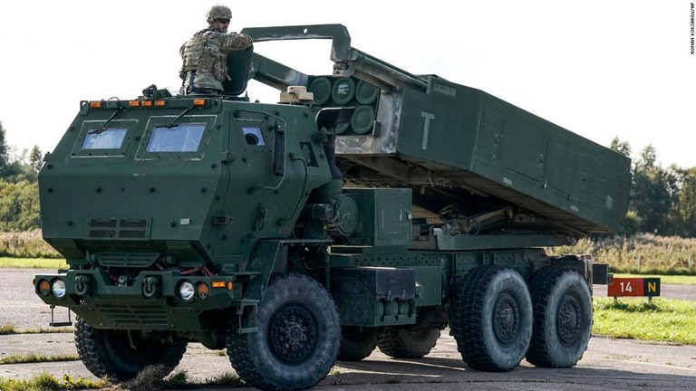 軍事演習に参加した高機動ロケット砲システム「ＨＩＭＡＲＳ（ハイマース）」＝ラトビア・リガ/Roman Koksarov/AP