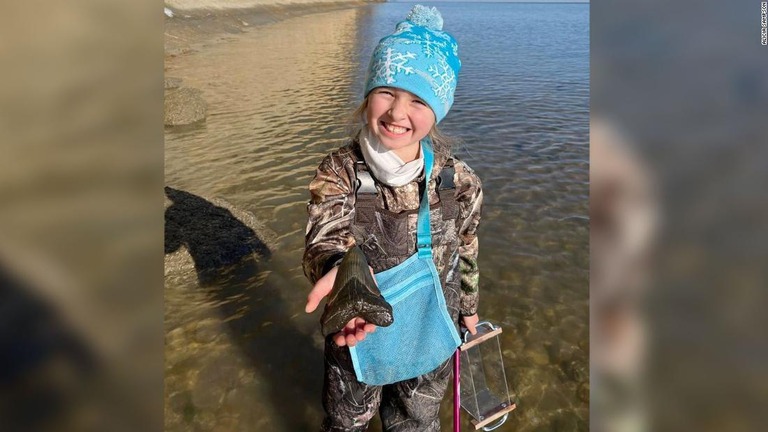 約１２．７センチの巨大な歯をビーチで発見したモリー・サンプソンさん/Alicia Sampson