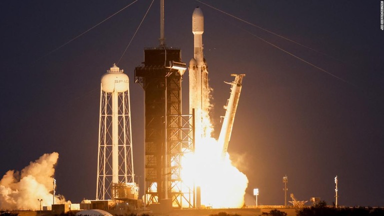 米スペースＸの大型ロケット「ファルコン・ヘビー」が１５日午後５時５６分（現地時間）、フロリダ州のケネディ宇宙センターから打ち上げられた/Joe Skipper/Reuters
