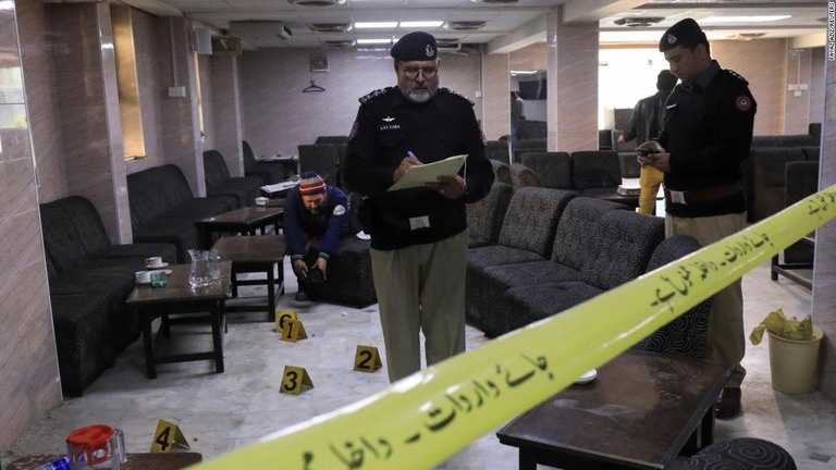 殺害現場を調べる警官/Fayaz Aziz/Reuters