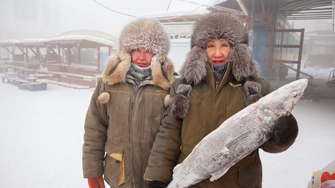 露天市場で魚を売る女性＝１５日、ロシア・ヤクーツク/Roman Kutukov/Reuters