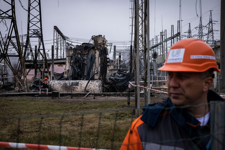ミサイル攻撃によって部分的に破壊された高圧変電所＝２０２２年１１月、ウクライナ中部/Ed Ram/Getty Images