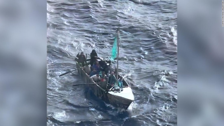 クルーズ船がバハマ沖で移民の乗った舟を発見し、１７人を救助した/Courtesy MH Family Adventures