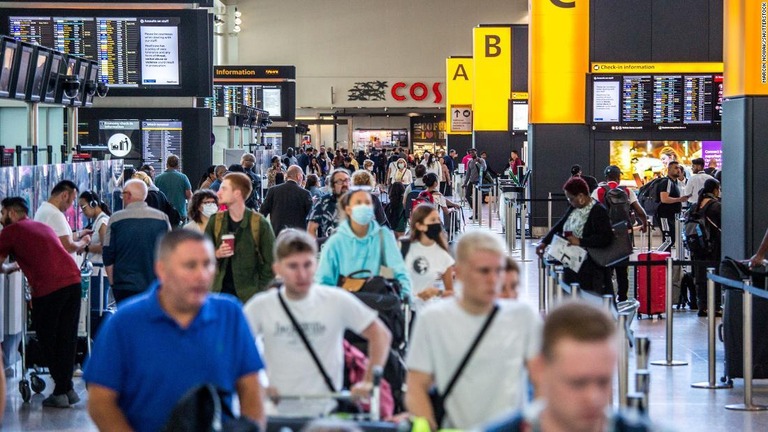 昨年夏、大勢の旅行者が行き交うロンドン・ヒースロー空港の第２ターミナル/Marcin Nowak/Shutterstock