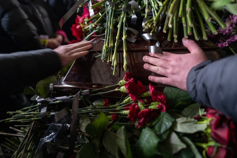 ロシア軍のミサイル攻撃によって死亡した男性に手向けられた花束＝１７日、ウクライナ・ドニプロ/Spencer Platt/Getty Images