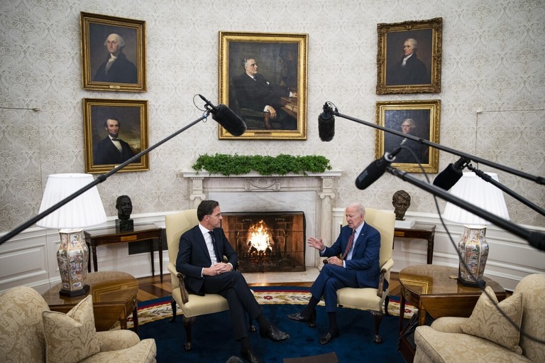 米ホワイトハウスの大統領執務室でオランダのルッテ首相（左）と会談するバイデン米大統領＝１７日、米ワシントンＤＣ/Al Drago/Bloomberg/Getty Images
