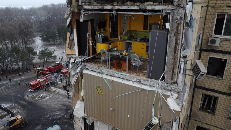 ミサイル攻撃で破壊され、内装がむき出しになったドニプロのアパート/Yan Dobronosov