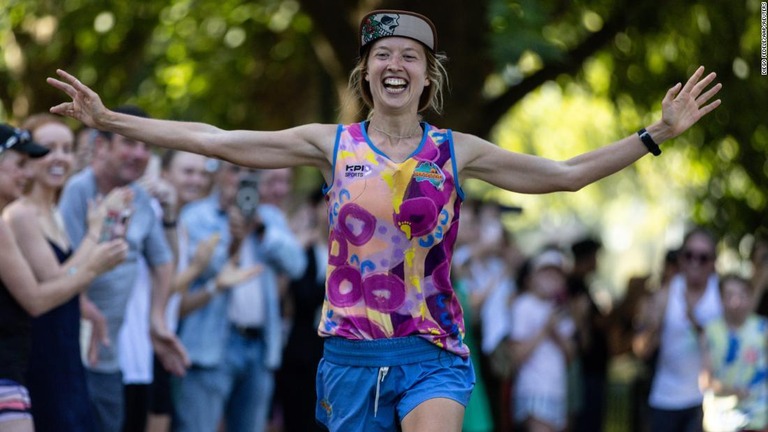 ６３００キロを走破したアルチャナ・マレーバートレットさん＝１６日、豪州メルボルン/Diego Fedele/AAP/Reuters