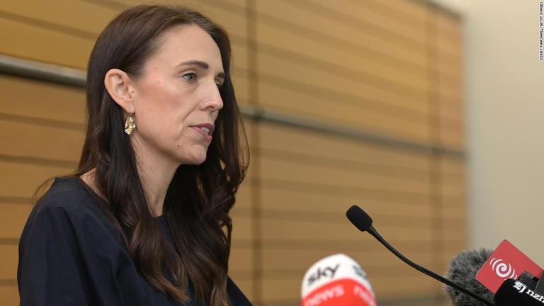 辞任の意向を表明したニュージーランドのジャシンダ・アーダーン首相＝１９日、ニュージーランド・ネイピアの戦争記念館/Kerry Marshall/Getty Images