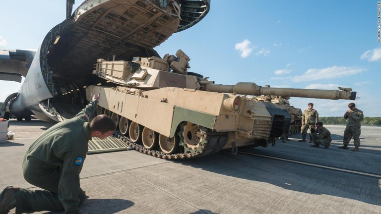 輸送機に積み込まれるＭ１エイブラムズ戦車/US Army/Lt. Col. Brian Fickel