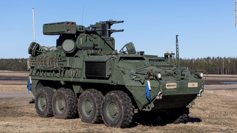 歩兵の輸送能力を持つ装甲車「ストライカー」/Paulius Peleckis/Getty Images