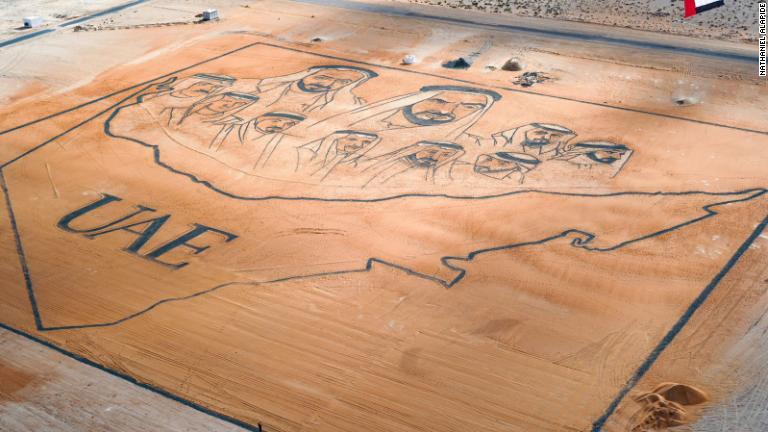 ２万３０００平方メートルを超える世界最大の砂絵と認定された、ＵＡＥの指導者らを描いた絵。トラック１５０台分の砂漠の砂を使用した/Nathaniel Alapide