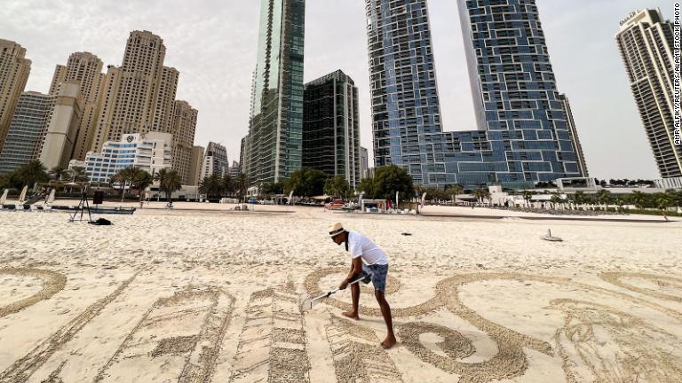 アラピデさんは熊手だけを使って砂絵を描いている/Amr Alfiky/Reuters/Alamy Stock Photo