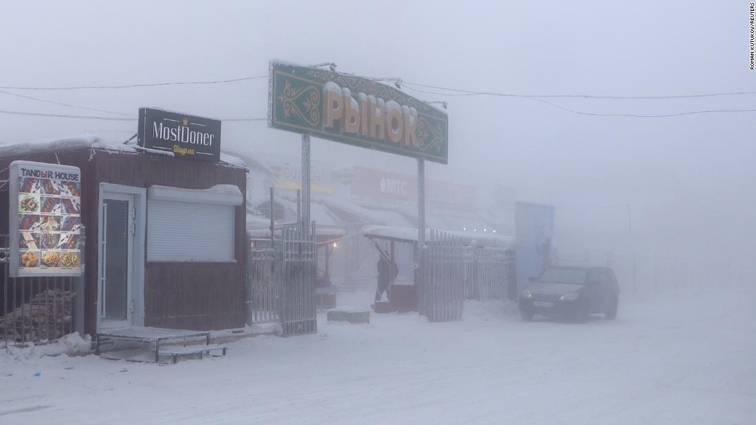 寒い中でも開くヤクーツクの自由市場＝１５日/Roman Kutukov/Reuters