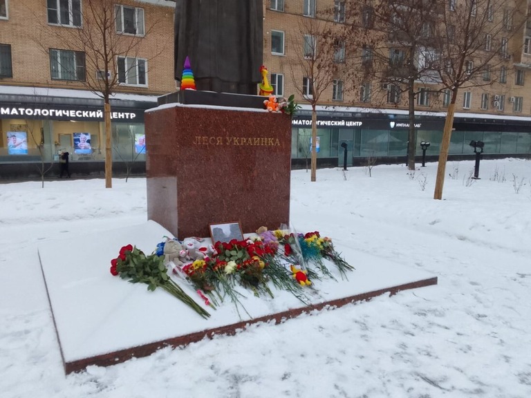 レーシャ・ウクラインカの記念碑＝１７日、ロシア・モスクワ/CNN
