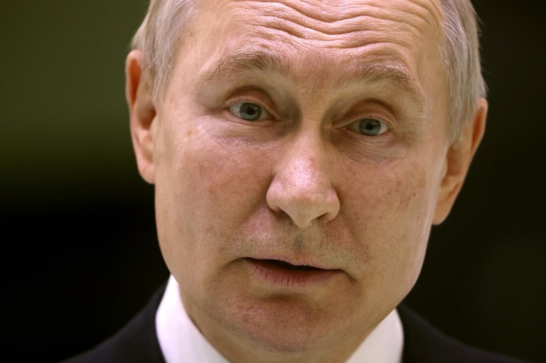 工場で労働者と話すロシアのプーチン大統領＝１８日、ロシア・サンクトペテルブルク/Getty Images