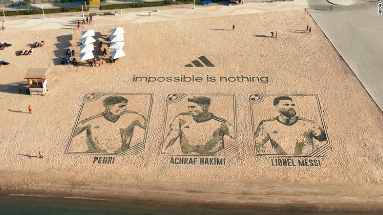 カタールの試合会場となった９７４競技場近くで、２０２２年のワールドカップ（Ｗ杯）開催中に描いた砂絵/Adidas